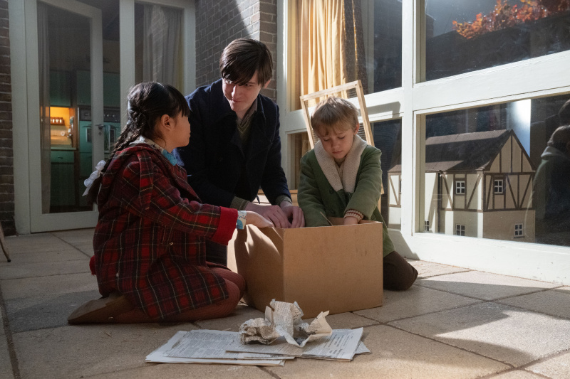   May Tang (APRIL RAE HOANG) Timothy Turner (MAX MACMILLAN) Teddy Turner (EDWARD SHAW) v Call the Midwife sezóna 13, epizóda 8
