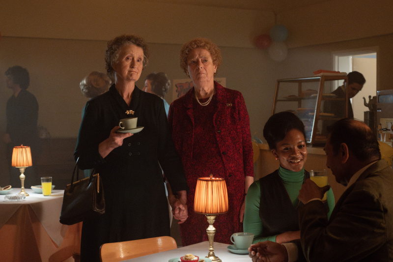   Slečna Higginsová (GEORGIE GLENOVÁ) Zdravotná sestra Craneová (LINDA BASSETT) v sérii Call the Midwife 13, epizóda 8