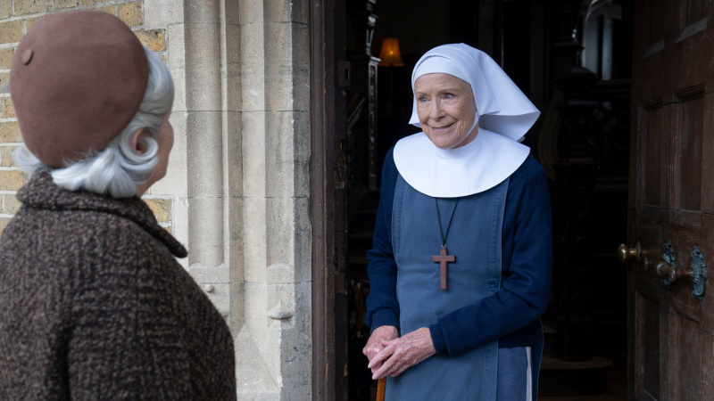   Sestra Monica Joan pri dverách Nonnatus House v Call the Midwife sezóna 14, epizóda 1