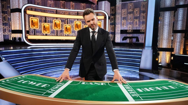 Joel McHale promet beaucoup de rires dans le renouveau des «Card Sharks» d'ABC