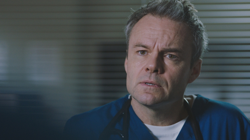 Nešťastná hviezda Jamie Glover odhaľuje, prečo si v lekárskej dráme BBC rád zahral úskočného Patricka Onleyho. Pózovaný záber Jamieho ako zmätene vyzerajúceho Patricka.