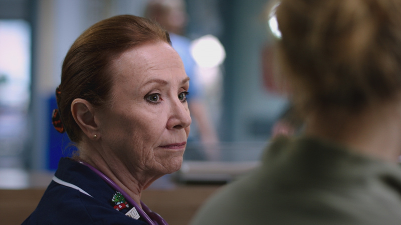   Siobhan parle à un patient inquiet's ex-wife provides a steady guiding hand during an emotional shift.