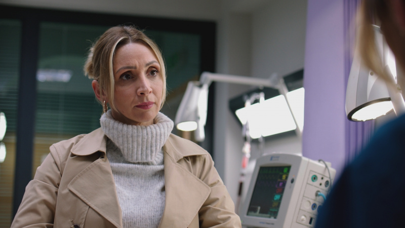   Stevie annonce la nouvelle à Leah's mum Adele, who looks deeply worried by what she's hearing.