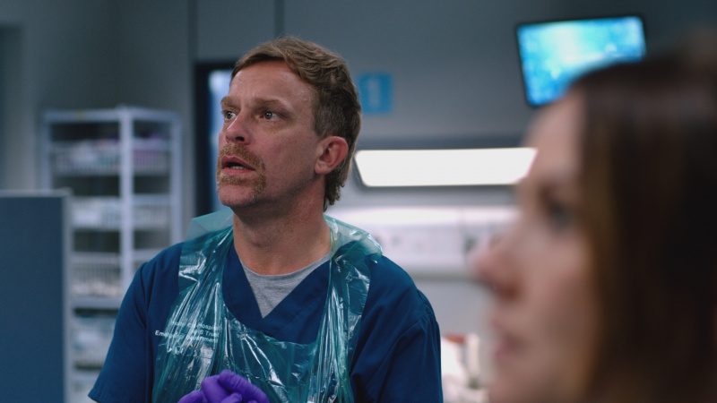   Dylan Keogh regarde anxieusement l'horloge pendant que Holby ED's blood supply runs out.