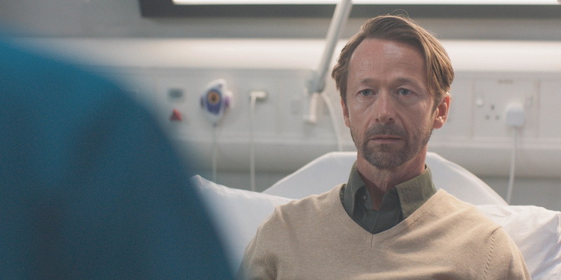   Giles Turner (James Flynn) nije impresioniran Steviejem's bedside manner.