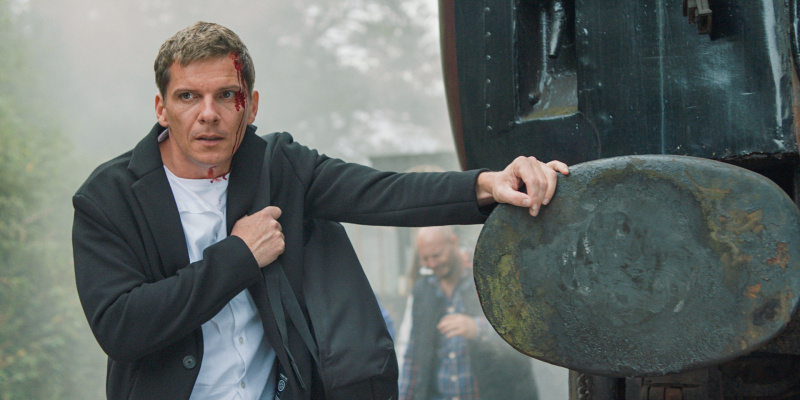   Max Cristie joutuu juna-onnettomuuteen Casualty-debyyttinsä aikana.