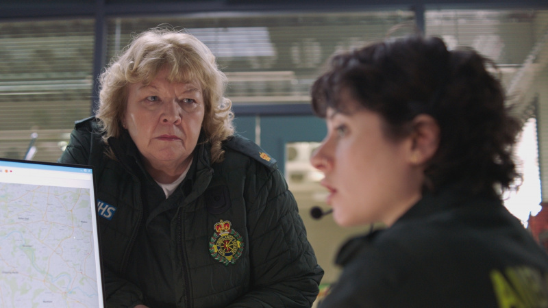   Paramedicus Jan houdt Indie nauwlettend in de gaten tijdens haar dienst op noodoproepen.
