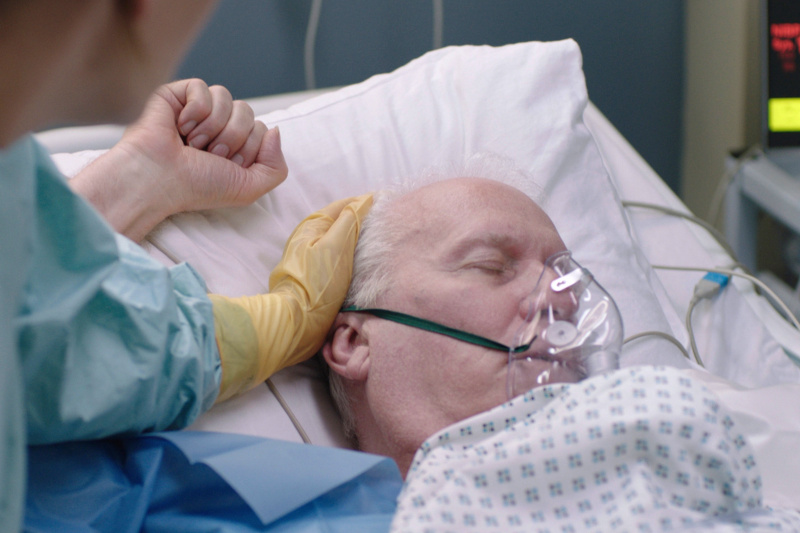  Charlie Fairhead on surnud's door in his final Casualty episode. Will he exit Holby ED alive or dead?