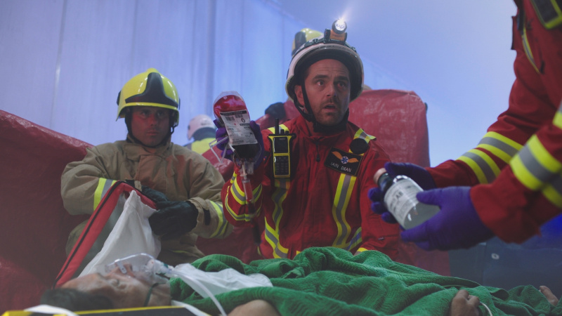   Iain Dean travaille sur un patient gravement malade sur le lieu de l'accident.