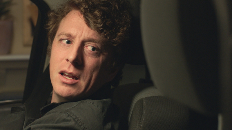   Jack Wilkinson dans le rôle du futur papa Aaron Bayliss sur le siège conducteur de sa voiture après qu'elle s'est écrasée dans un restaurant.