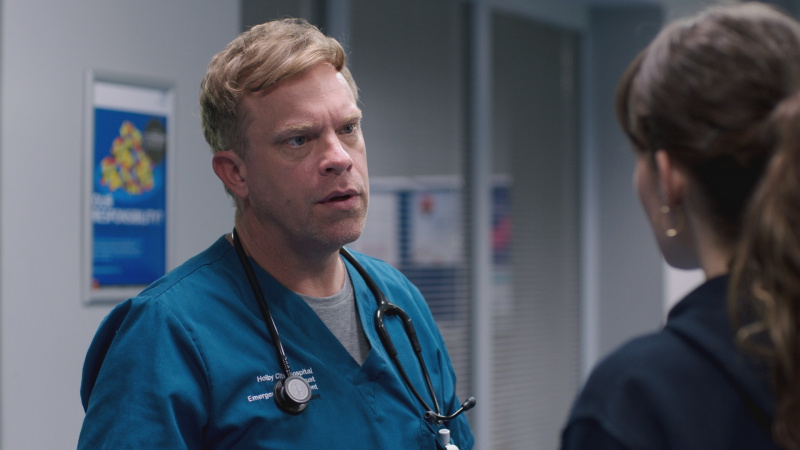 Dylan Keogh พูดคุยกับ Jodie ใน Casualty
