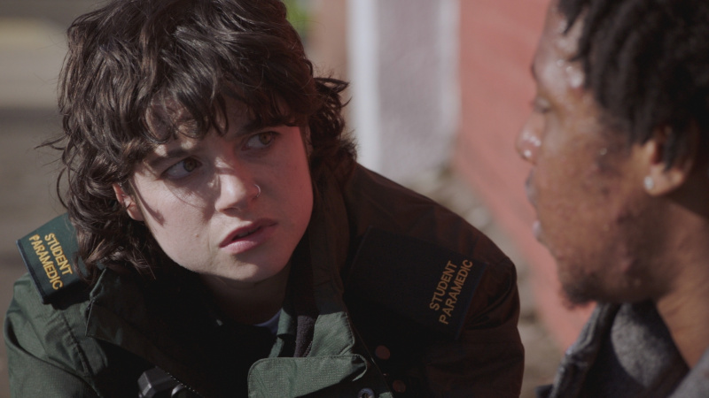   Indie Jankowski จ้องมอง Jas ผู้ป่วยติดอาวุธในตอน Casualty เรื่อง Bite the Bullet