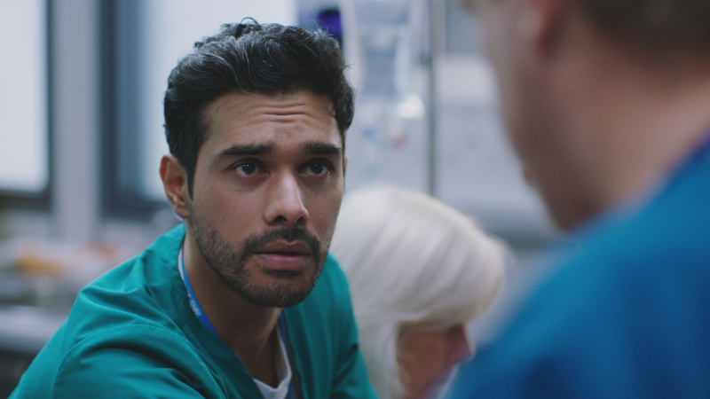   Rash, Casualty'de Dylan'a eleştirel bir gözle bakıyor.