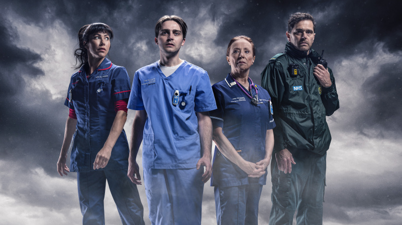  Casualty Storm Damage -promokuva, jossa Faith, Cam, Siobhan ja Iain asetetaan myrskyistä taustaa vasten.