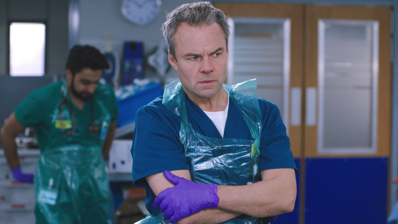   Jamie Glover ako vedúci klinického oddelenia nehôd Patrick Onley.