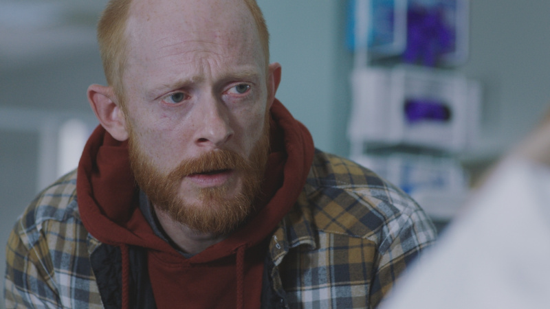   Robin Berry Tylerinä Holby ED:ssä puhumassa tyttöystävälleen, sairaalan potilaan kanssa.