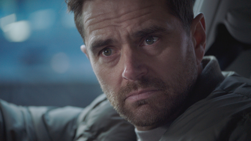 Iain Dean губи контрол в епизода на Casualty The Right Amount.