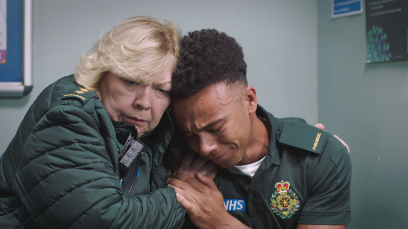   Sydämensärkynyt Teddy kyyneleissä tammikuussa's shoulder in Casualty.