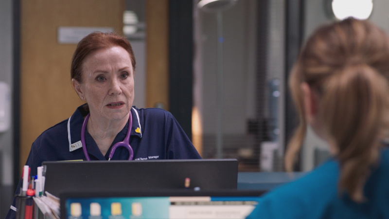   Siobhan ในชุดเครื่องแบบทหารเรือของเธอพูดคุยกับ Stevie Nash ใน Holby ED