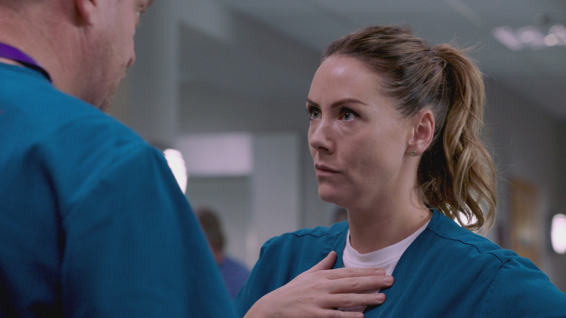   สตีวีตกใจเมื่อได้เรียนที่นั่น's been a 25% increase in serious patient incidents since Patrick took over Holby ED.