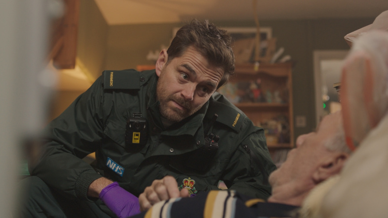   Iain Dean โชว์ท่าทางข้างเตียงขณะดูแลผู้ป่วย