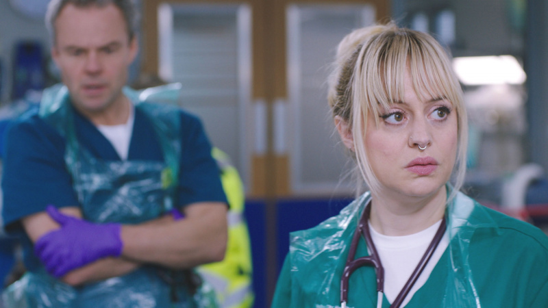   Nicole robí dramatický vstup do Casualty.