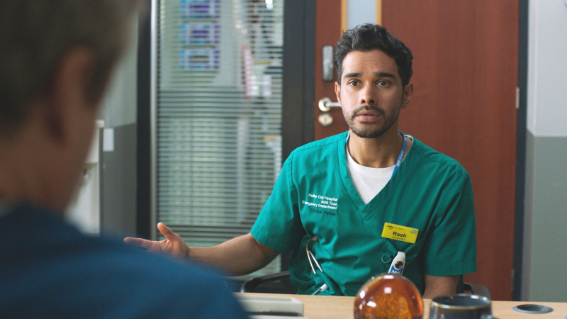   Rash Masum je Casualty posunutý na svoje hranice's new clinical lead Patrick Onley.