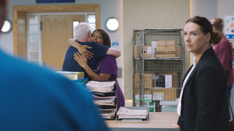   Zoe omfamnar Charlie i Casualty.