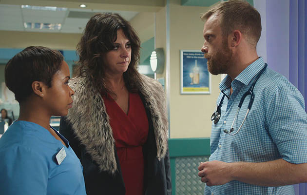   Belinda Stewart-Wilson ako Ciara Cassidy, rozprávajúca sa s Dylanom a zdravotnou sestrou Louise v ED.