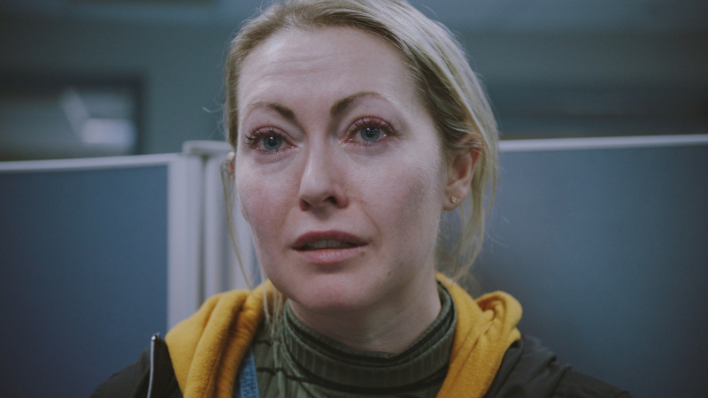   Elin Lloyd Harries ako zlomená mama Abigail vo filme Nešťastie.