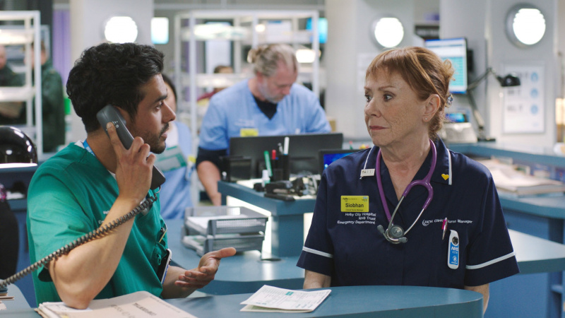   Siobhan on vähemmän kuin huomaamaton, kun hän kertoo Rashille, mitä hän ajattelee Patrick in Casualty.