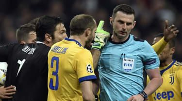 Champions League: Uefa fordømmer misbrug af dommer Michael Oliver
