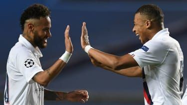 Neymar și Kylian Mbappe sărbătoresc un gol pentru PSG