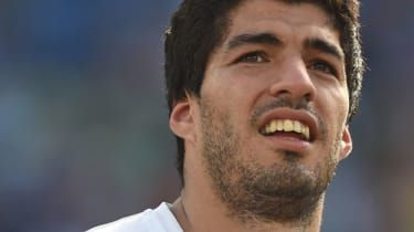 Suarez sa potápa v PSG, keď Barcelona smeruje do semifinále