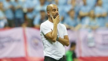 Główny trener Man City, Pep Guardiola, obserwuje swoją drużynę w walce z Wilkami w Szanghaju