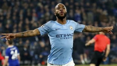 Napastnik Manchesteru City, Raheem Sterling, świętuje zwycięską bramkę przeciwko FC Schalke 04