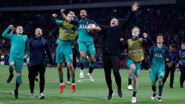 Lucas Moura z Tottenhamu (z piłką) prowadzi uroczystości po wygranej z Ajax