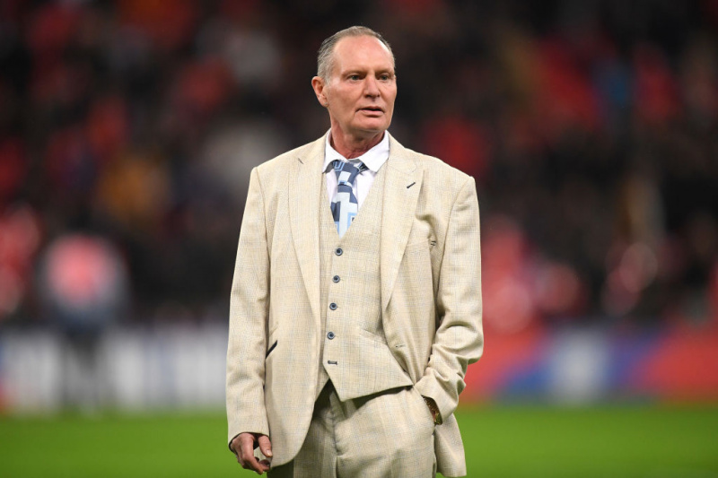   Paul Gascoigne jalkapallokentällä puku yllään