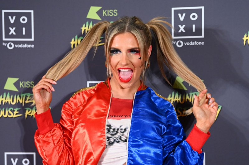   Chloe Burrows pukeutunut Harley Quinniksi