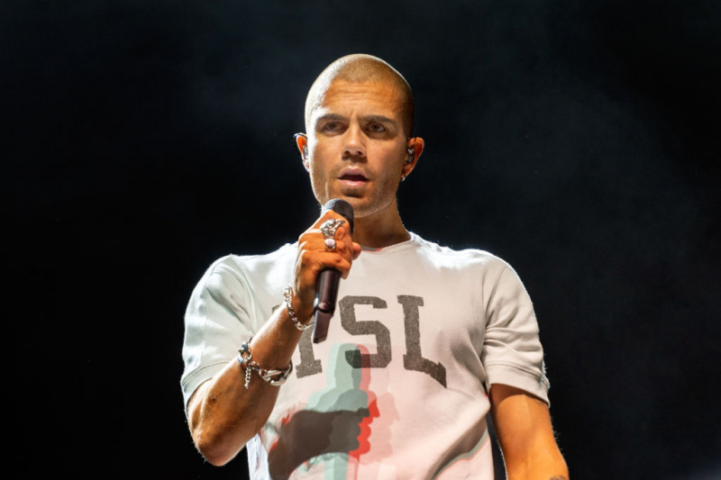  Max George esiintyy lavalla