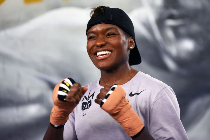   Nicola Adams harjoittelee ja käyttää nyrkkeilyhanskoja