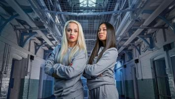   Aimee Fuller (L) și Katya Jones (R) în Celebrity Hunted 2023