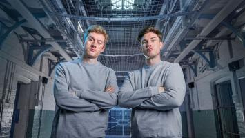   James Acaster (L) și Ed Gamble (R) în Celebrity Hunted 2023