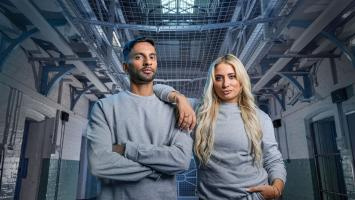   Bobby Seagull (L) și Saffron Barker (R) în Celebrity Hunted 2023
