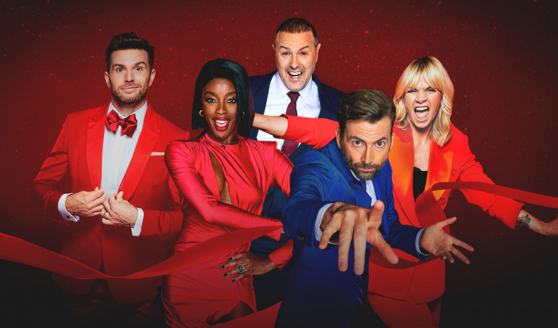   ช็อตรวมของผู้นำเสนองาน Comic Relief 2023: Joel Dommett, AJ Odudu, Paddy McGuinness, David Tennant และ Zoe Ball พวกเขาอยู่หน้าพื้นหลังสีแดงและทุกคนสวมชุดสีแดง ยกเว้นแพดดี้ซึ่งสวมสูทสีเข้มพร้อมเนคไทสีแดง และเดวิดซึ่งสวมสูทสีน้ำเงินและเนคไทสีน้ำเงิน