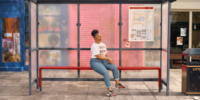   Dionne Brown ขณะที่ Queenie กำลังนั่งอยู่ที่ป้ายรถเมล์
