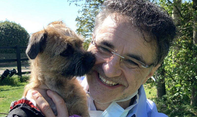   Le Supervet Noel Fitzpatrick et le chiot Keira