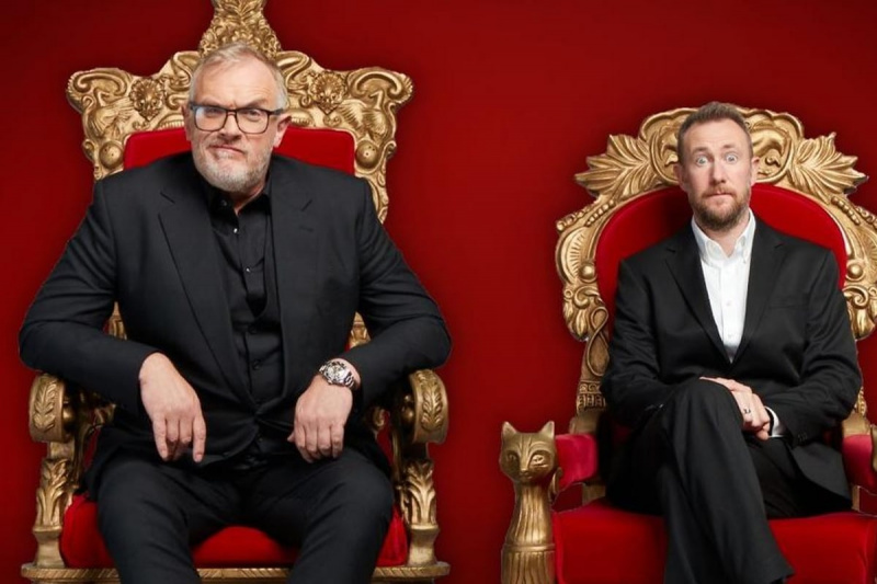  Taskmaster vada Gregu Deivisu un Aleksu Hornu, kas sēž ikoniskajos troņos