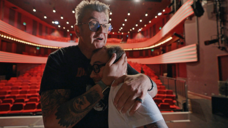   Joe Pasquale îl leagăn pe Joe Tracini's face on stage.