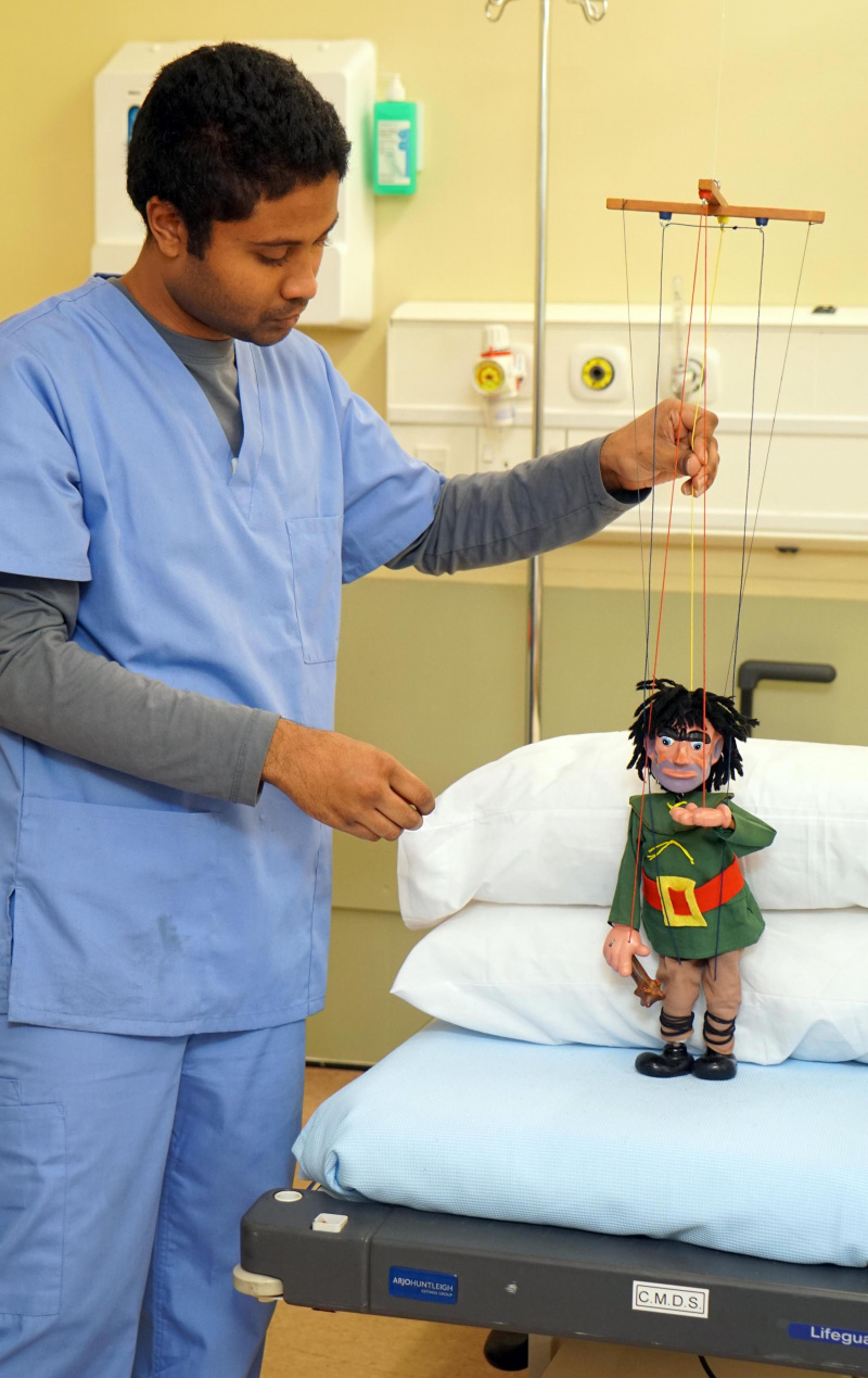   Dr Shaun obnovuje Giant the Pelham Puppet.